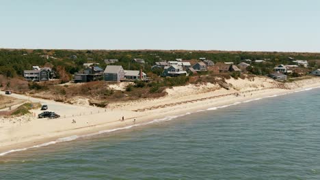 Strandhäuser-Am-Wasser-Am-Ufer-Von-Cape-Cod,-Sonniger-Sommertag,-Luftaufnahme