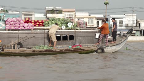 Food-vendors-working-on-boat-in-Cai-Rang-floating-market,-Vietnam