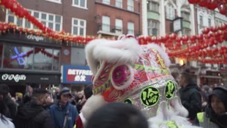 Dragon-Dancer-En-China-Town-Londres-Inglaterra-Durante-El-Desfile-De-Celebración-De-Año-Nuevo