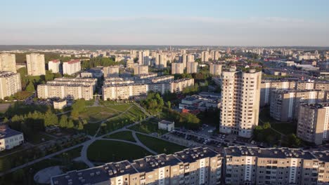 Toma-Panorámica-Ascendente-Del-Distrito-Planificado-Soviético-Fabijoniskes-En-Vilnius,-Lituania,-Lugar-De-Rodaje-De-Chernobyl-De-HBO