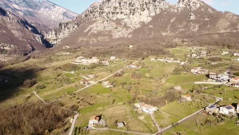 Luftbildlandschaft-über-Italienischen-Bergdörfern,-An-Einem-Sonnigen-Tag