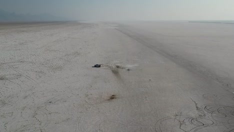 Un-Dron-Gira-Alrededor-De-Una-Camioneta-Blanca-Estacionada-En-Bonneville-Salt-Flats,-Hora-Dorada