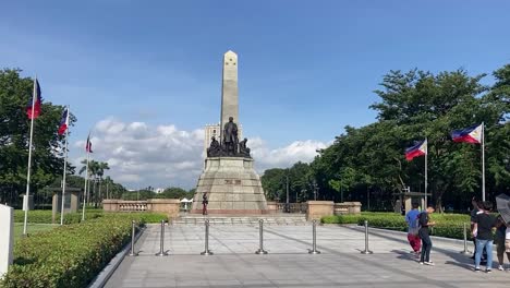 Touristen-Machen-Fotos-Vor-Dem-Denkmal-Zu-Ehren-Des-Philippinischen-Nationalisten-José-Rizal