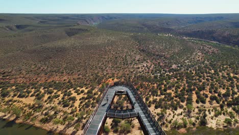 4K-Drohnenansicht-Beim-Überfliegen-Des-Skywalks-Im-Kalbarri-Nationalpark-Im-Westen-Australiens,-Während-Ein-Paar-Das-Beliebte-Touristenziel-Entlang-Spaziert