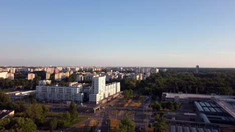 Panorama-Der-Stadt,-Weißes-Gebäude-Aus-Der-Luft-Mit-Straßenbahnhaltestelle