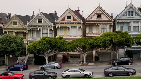 Paisaje-En-Cámara-Lenta-De-Las-Damas-Pintadas,-Casas-Victorianas,-Edificios,-Arquitectura-Con-Autos-Estacionados-En-La-Calle,-Alamo-Square,-San-Francisco,-California,-EE.-UU.,-Viajes-Y-Turismo