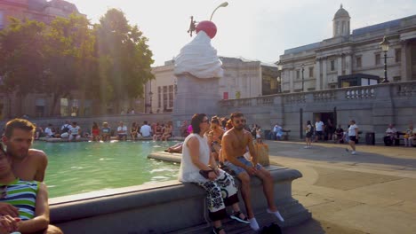 Trafalgar-Square,-Londres,-Inglaterra---19-julio-2022,-Las-Fuentes-Trafalgar-Square---En-Un-Caluroso-Día-De-Verano