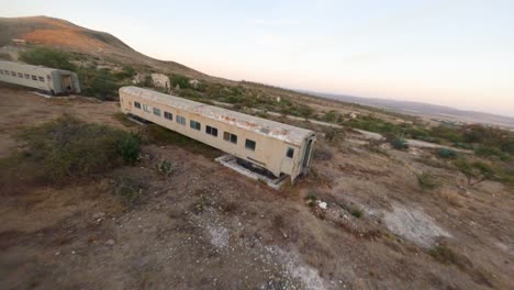 Volando-Sobre-Trenes-Abandonados-Y-Oxidados