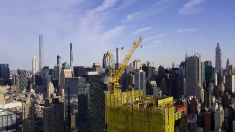 Desarrollo-En-La-Ciudad-De-Nueva-York,-Vista-Aérea-Alrededor-De-Un-Sitio-De-Construcción-De-Rascacielos-En-Nueva-York,-EE.-UU.