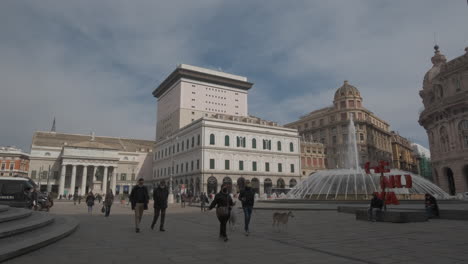 Genua-Piazza-De-Ferrari-Mit-Brunnen,-Carlo-Felice-Theater-Und-Garibaldi-Statue