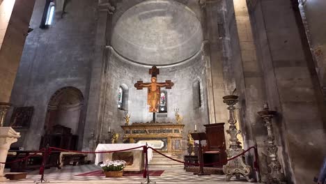 Altar-De-La-Iglesia-Católica-Romana,-Lugar-Sagrado-De-Culto-En-Lucca,-Italia,-Catedral