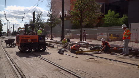 Vídeo-En-Cámara-Lenta-De-Trabajadores-De-La-Construcción-Que-Alinean-Nuevas-Vías-De-Tren-En-Una-Ciudad.