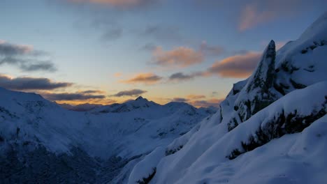 Wunderschöne-Landschaft-Und-Sanfter-Sonnenuntergang-Hinter-Den-Schneebedeckten-Bergen-Im-Fiordland,-Kepler-Trek,-Neuseeland