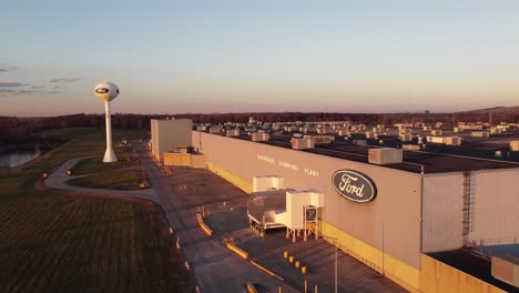 Building-Facade-Of-Ford-Woodhaven-Stamping-Plant-In-Wyandotte,-Michigan-With-Water-Tower-In-Front---ascending-drone