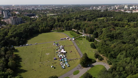 Drohnenaufnahme-Eines-Hundefrisbee-Events-In-Posen