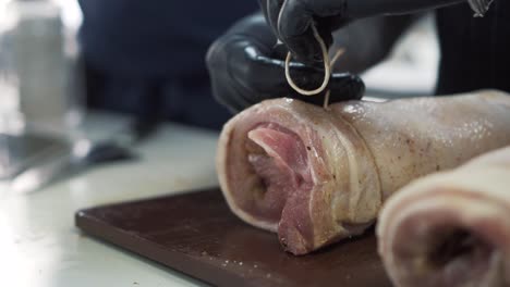 Maestro-De-Cocina-Que-Usa-Hilo-Para-Preparar-Un-Delicioso-Rollo-De-Carne-En-La-Cocina