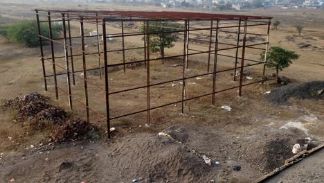 Vista-Aérea-De-La-Construcción-Del-Almacén-A-Partir-De-Una-Estructura-Metálica-De-Acero-Vieja-Y-Oxidada.