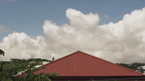 Time-lapse-De-Nubes-Junto-Al-Techo-Moviéndose-Rápidamente-En-Una-Tarde-Calurosa