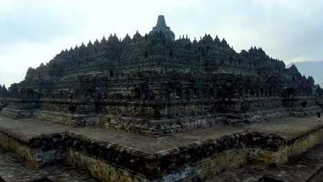 Einzigartige-Aussicht-Auf-Den-Borobudur-Tempel-Von-Unten-Nach-Oben-Stupa,-Java-Indonesien-Luftaufnahme