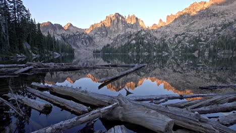 Wunderschöner-Sonnenaufgang-über-Dem-Glasklaren-Baron-Lake-In-Den-Sawtooth-Mountains-In-Idaho