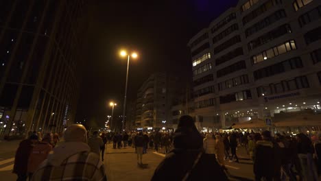 Multitud-De-Personas-Paseando-Por-El-Centro-De-Eindhoven-Durante-La-Noche,-Festival-Glow