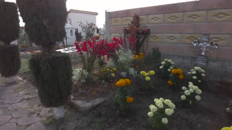 Tumbas-Adornadas-Con-Flores-De-Cempasúchil-Para-La-Celebración-Del-Día-De-Muertos-En-Mexico-Puebla-Cholula