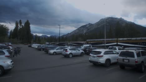 Estacionamiento-En-Las-Montañas-Con-El-Tren-Rocky-Mountaineer-Al-Lado-De-Banff