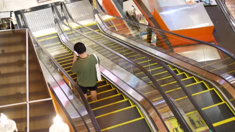 Personas-Que-Usan-Escaleras-Mecánicas-En-El-Centro-Comercial