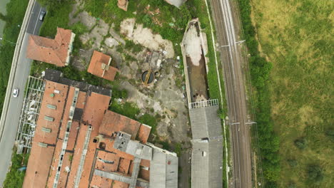 Volando-Sobre-Ruinas-De-Una-Fábrica-Abandonada-Junto-A-La-Antigua-Estación-De-Tren-En-Le-Sieci,-Florencia,-Italia