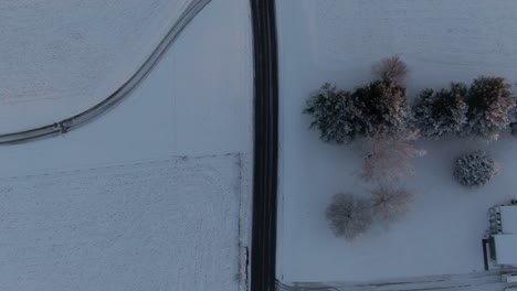 Eine-Straße-In-Einer-Schneebedeckten-Landschaft-Vor-Sonnenaufgang