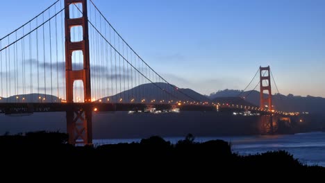 Sunset-Timelapse-of-Golden-Gate-Bridge-during-peak-traffic,-Northern-California