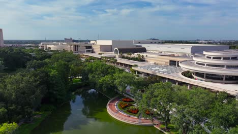 Fuente-Del-Lago-Frente-Al-Moderno-Parque-Y-Centro-De-Convenciones-Icon-En-La-Ciudad-De-Orlando,-EE.-UU.