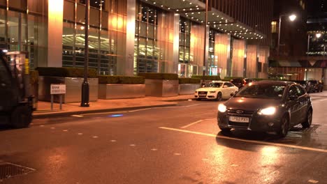 Bank-Street-De-Noche-En-Canary-Wharf,-Londres,-Inglaterra,-Toma-Panorámica-Hacia-La-Izquierda