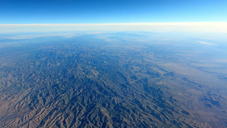 Blick-Aus-Dem-Flugzeugfenster-über-Die-Herrliche-Bergwelt-Amerikas