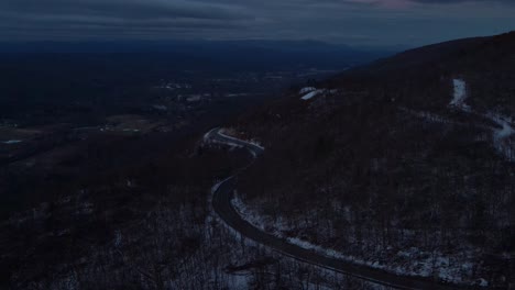 Un-Camino-De-Montaña-Pintoresco-Y-Sinuoso-Durante-El-Invierno-Con-Nieve-Ligera-En-Las-Montañas-Apalaches