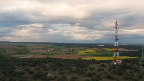 Volando-Sobre-La-Montaña-Con-Un-Repetidor-De-Televisión-En-Milles-De-La-Polvorosa