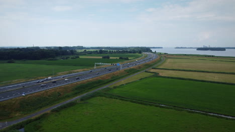 Luftaufnahme-Einer-Autobahn-In-Den-Niederlanden,-Steigende