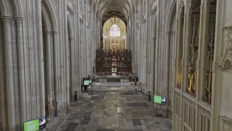 Dron-Aéreo-Accent-1-En-El-Interior-De-La-Catedral-De-Winchester