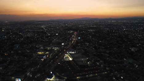 Panorama-Luftaufnahme-Während-Der-Dämmerung-In-Queretaro,-Filmisch-4k