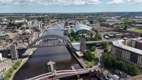 Drohnen-Luftbildaufnahmen-Newcastle-Upon-Tyne-Stadt-Tyneside-Geordie-Nordostengland-Großbritannien-Gateshead-Bridge