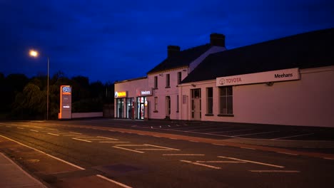 Vista-De-La-Carretera-Y-Tienda-De-Repuestos-Para-Automóviles,-Los-Automóviles-Pasan-Por-La-Calle-En-Dundalk,-Irlanda