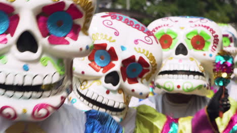 Personas-Con-Disfraces-De-Calaveras-De-Azúcar-Se-Presentan-En-El-Desfile-Del-Día-De-Los-Muertos-En-La-Ciudad-De-México,-México