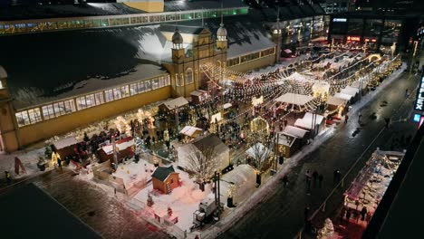 Luftaufnahme-Des-Beleuchteten-Weihnachtsmarkts-In-Lansdowne-Bei-Nacht-Neben-Dem-Aberdeen-Pavillon-In-Ottawa