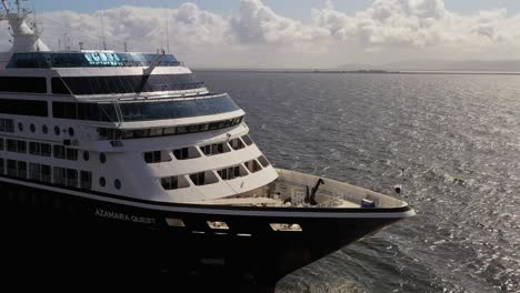 Eine-Dynamische-Luftaufnahme-Zeigt-Die-Vorderseite-Des-Luxuriösen-Azamara-Kreuzfahrtschiffs-In-Galway