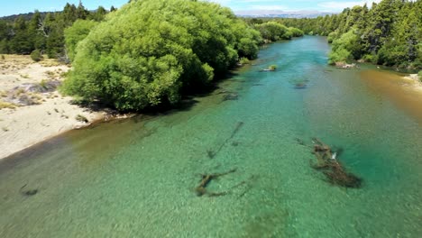 See-Und-Fluss-Cholila,-Patagonien,-Argentinien,-Luftaufnahme-Eines-Vorwärtsüberflugs,-Weitwinkelaufnahme