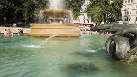 Trafalgar-Square,-Londres,-Inglaterra---19-julio-2022,-Las-Fuentes-Trafalgar-Square---En-Un-Caluroso-Día-De-Verano