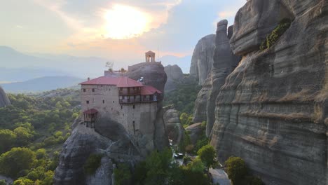 Fliegen-In-Der-Nähe-Eines-Klosters-Gegen-Sonnenuntergang-In-Meteora,-Griechenland,-Luftaufnahme