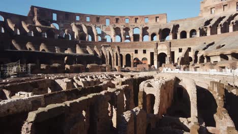 Panorámica-En-Dirección-A-La-Planta-Del-Coliseo,-Que-Está-Ausente-Y-Muestra-Los-Pasajes-Del-Hipogeo.