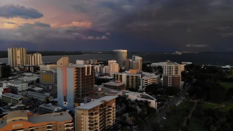 Panorámica-Lenta-Hacia-La-Izquierda,-Darwin-CBD-Y-Vistas-Al-Océano,-Territorio-Del-Norte-De-Australia-En-4k