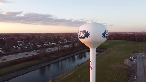 Torre-De-Agua-De-Ford-Al-Atardecer---Planta-De-Estampado-De-Ford-Woodhaven-En-Wyandotte,-Michigan---Primer-Plano,-Toma-Estática